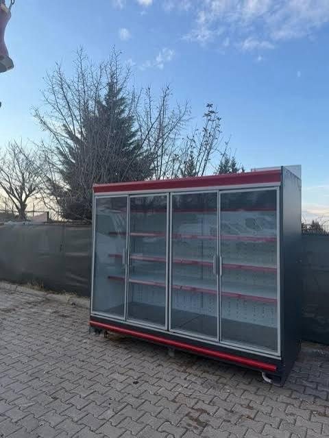 Kırmızı çerçeveli market vitrin dolabı